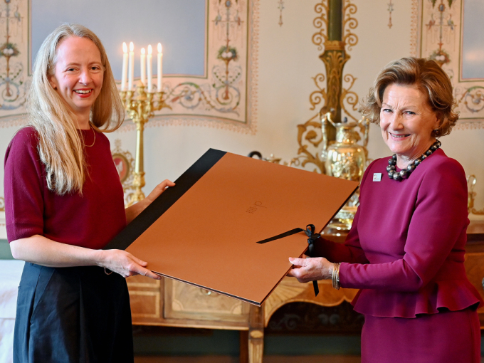 Dronning Sonja overrekker Queen Sonja Print Award 2020 til den irsk-canadiske kunstneren Ciara Phillips. Foto: Sven Gj. Gjeruldsen, Det kongelige hoff